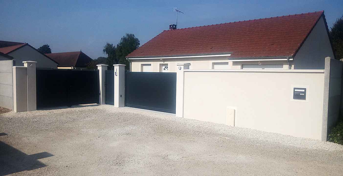 Mur de clôture avec portails coulissant et à battants