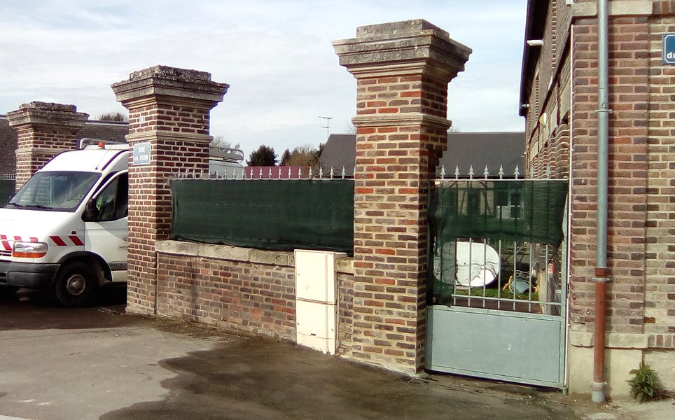 Réfection d'un pilier en briques, style ancien 